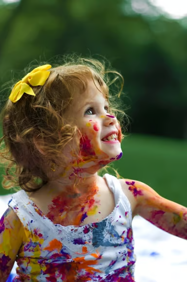 Kid is playing with colors
